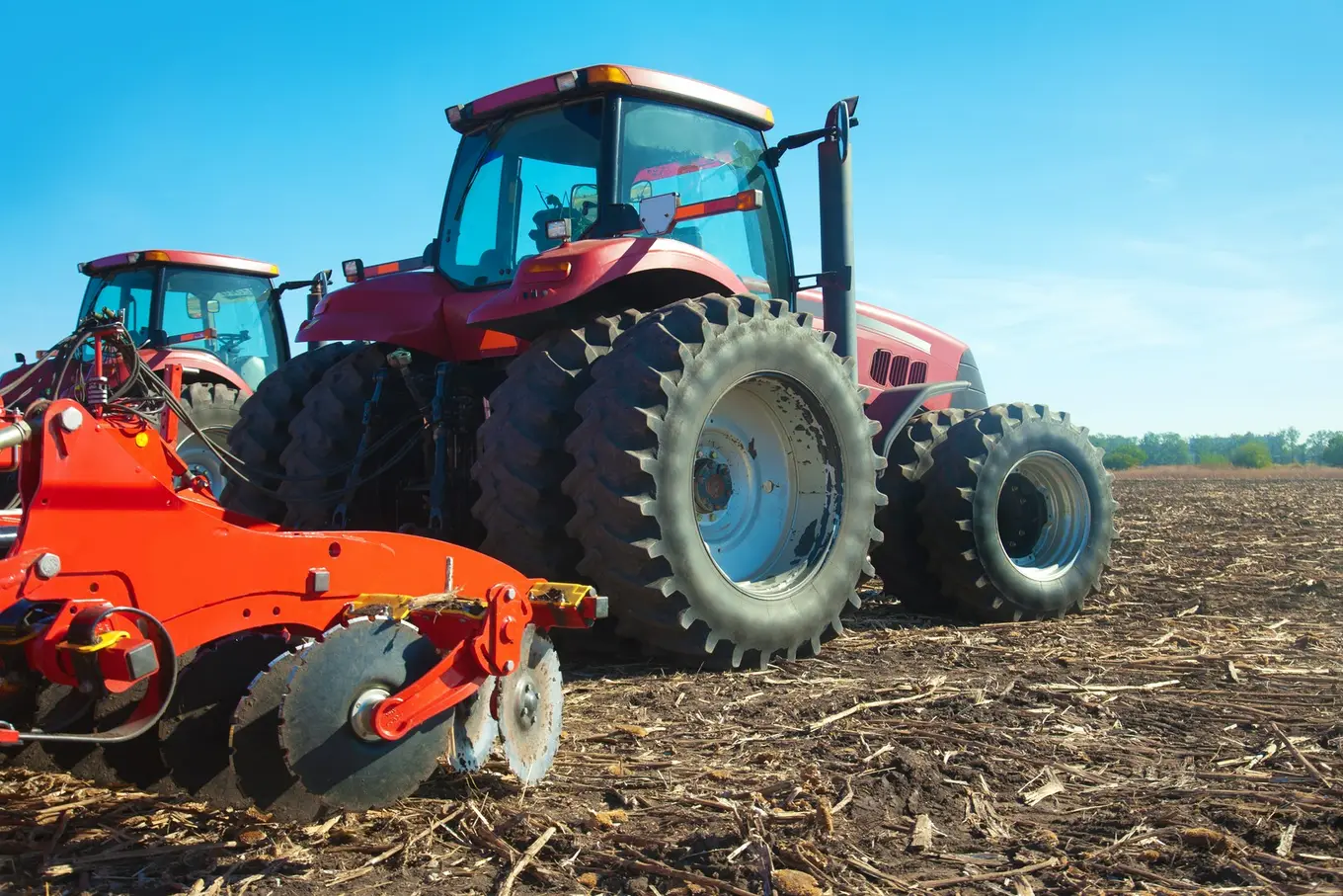 traktor z agregatem talerzowym